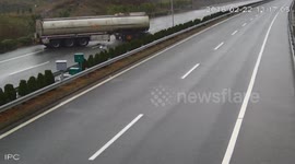Tank lorry suddenly brakes leading accident on motorway