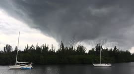 Moody funnel cloud appears over Florida