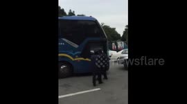 深圳执法人员抡锤砸大巴
