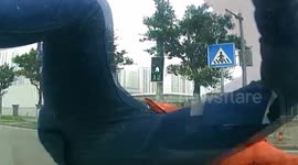 重庆  闯红灯被撞了个前空翻 运气救了小伙一命