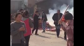 燃放一堆鞭炮烟雾冲天