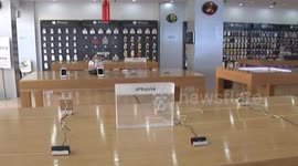 Teenagers raid phone store in China for iPhones