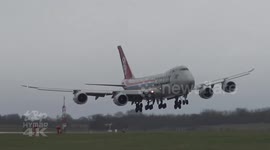 Planespotter captures aircraft landing at UK airport battling against strong winds
