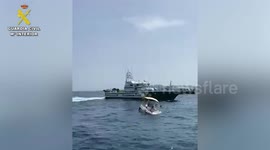 Hero cops rescue family of 5 as their boat sinks near L'Escala, Spain