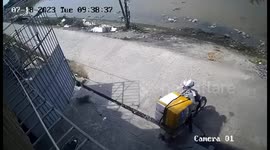 Unfortunate departure: motorbike mishap captured on camera in Nghe An, Vietnam