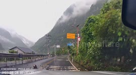Driver narrowly escapes massive tumbling boulders on mountain road in China