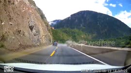 SUV narrowly escapes falling rocks on Chinese highway