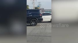 Kind motorists help each other save cat stuck under car at junction