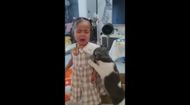 Heartwarming moment kitten attempts to comfort crying child in China