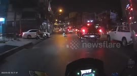 Pedestrians stop traffic to pick up lost kitten in middle of road