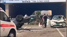 Driver's misoperation sends car flowing through central reservation, slamming into two oncoming vehicles in China