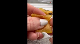 Chef shares an easy recipe for making pillow-like square potato chips *Fun Recipe*