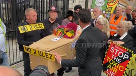 Anti-ULEZ Protesters stage a “funeral for democracy” outside Downing St as ULEZ expansion takes effect