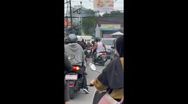 Gym bro does arm curls while stuck in traffic jam in Bali