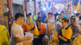 Chaos as devotees scramble to catch worship hampers tossed into crowd in Malaysia