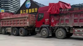 Seaside restaurant rents 10 trucks to defend against Typhoon in China