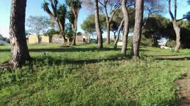 Piscina vandalizada de antiguo camping abandonado en entorno natural