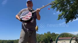 Some REEL music! US comedian goes fishing with his banjo