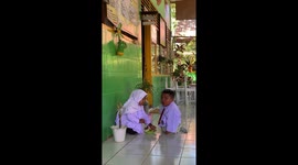 Heartwarming moment schoolgirl gives her lunch to disabled classmate