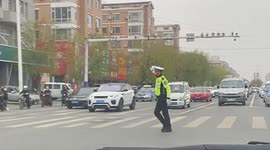 Passionate traffic cop's road directing steals the show in China