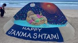 Sand artist created a beautiful sculpture at Puri beach and dedicated it to Lord Krishna and India’s achievements on the occasion of Krishna Janmashtami