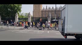 Anti-ULEZ protesters gather outside Parliament as Rishi Sunak takes on PMQs