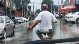 Cyclist wields brick to deter splashing cars in China