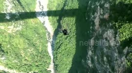Foreign athletes join extreme sports on world's highest bridge in China