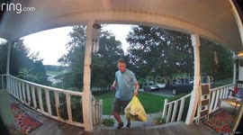 Rambunctious dogs give delivery driver surprise greeting