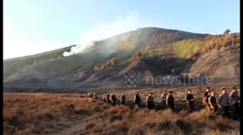 Heroic officers put out fires tens of hectares of savanna on Mount Bromo
