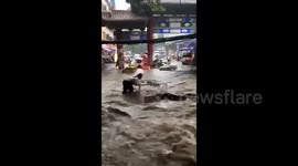 Vendors swept away by rapid floods caused by rainstorm in northern China