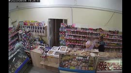 Brave shoppers manage to apprehend criminal attempting to rob Russian store