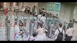 Fight erupts at Moscow metro station after passenger forces way through turnstiles