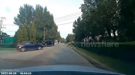 Quick-thinking Driver dove onto the Lawn, Successfully Avoid a Collision in China