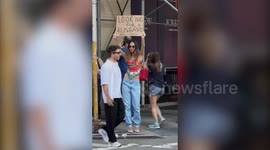 Woman sick of dating apps takes to streets with cardboard