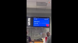 Woman's surprise return to Brazil after 4 years leaves friends and family ecstatic