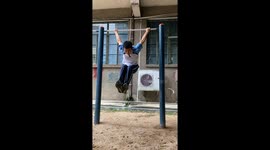 Chinese schoolboy wows with 360-degree arm spin on horizontal bar
