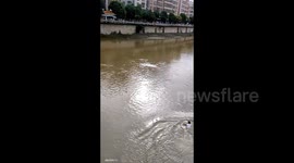 Heroic man dives 8-metres to save drowning girl in China