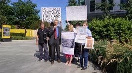 Piers Corbyn attempts to enter US Embassy in Nine Elms, London over allegations of energy weapons used in the catastrophy in Maui, Hawai