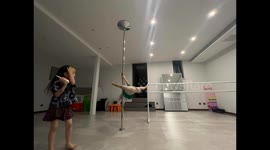 Chinese pro dancer's daughter wows with epic pole freestyle