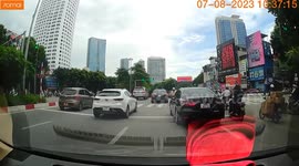 Motorcycle rider's risky gamble leads to collision with car on Hanoi's La Thanh road