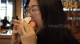 Fans tuck into K-Pop themed Black Pink burgers in Thailand