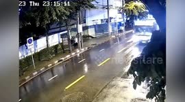 Pedestrians narrowly avoid collapsing building canopy in Bangkok