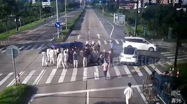 Dozens lift car and rescue trapped driver after collision in China