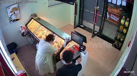 Clumsy customer smashes fast food shop's glass door with his head in China