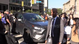 Toronto pedestrian hands broken car parts to driver through window after crash