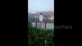 女孩在户外太空漫步器材上跳跃式健身