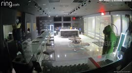 Thieves steal $500k worth of jewellery by using a