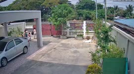 Quick-thinking mother chases her son who wanders into road where cars pass by