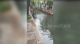 Hero passerby saves woman drowning in canal in China